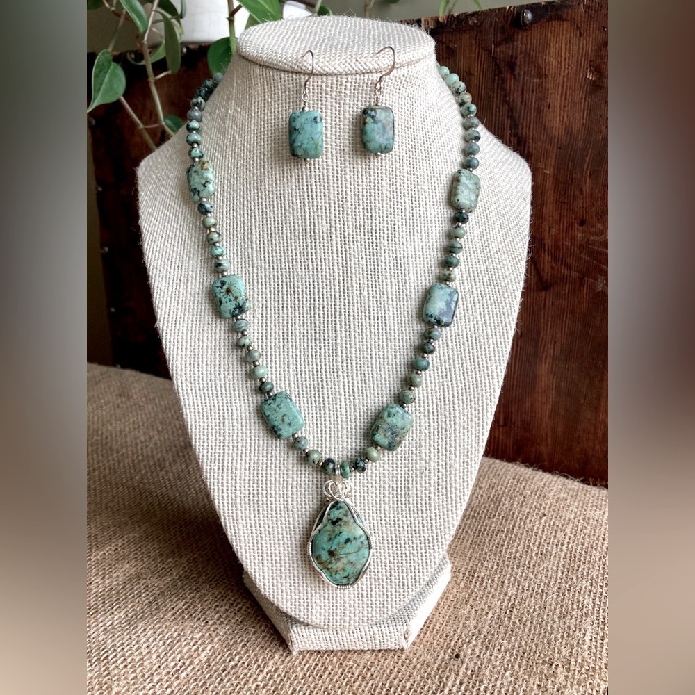 Stunning vintage turquoise necklace and earring set